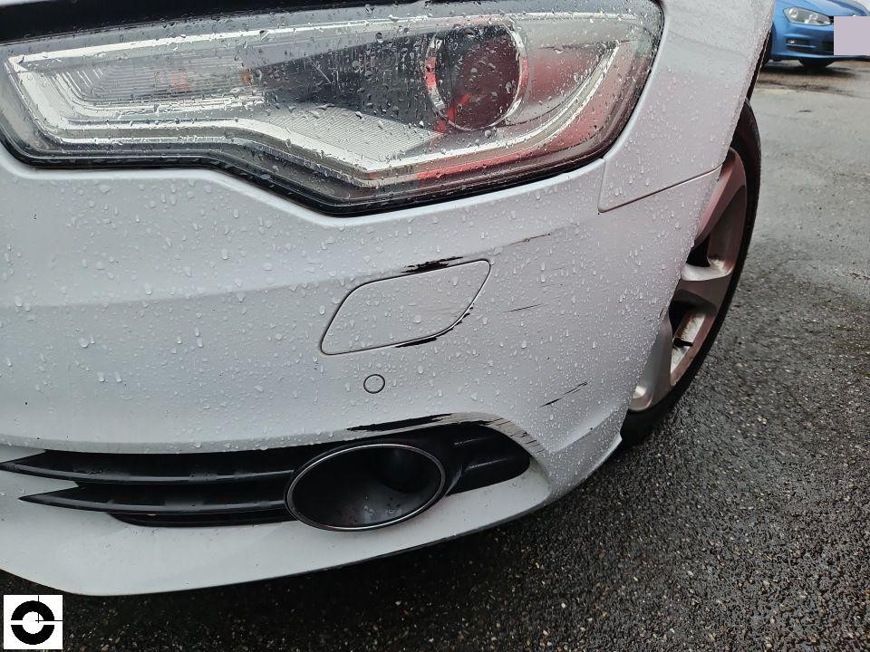 Frontpartie links, Scheinwerfer und Stoßstange mit Regentropfen, Kratzer am Stoßfänger