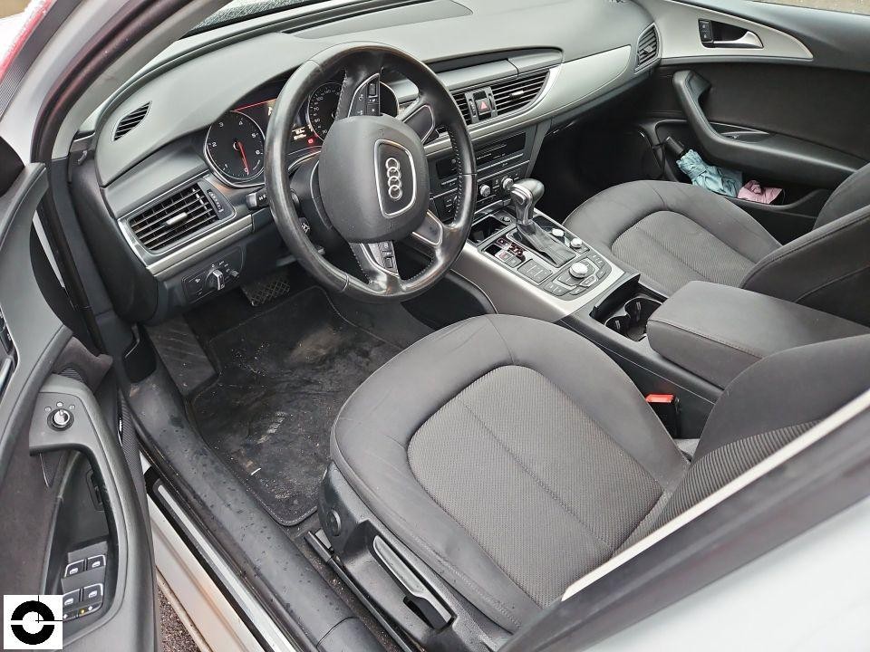 Innenraum Fahrersicht, Lenkrad, Mittelkonsole, Stoffsitze, verschmutzter Fußraum