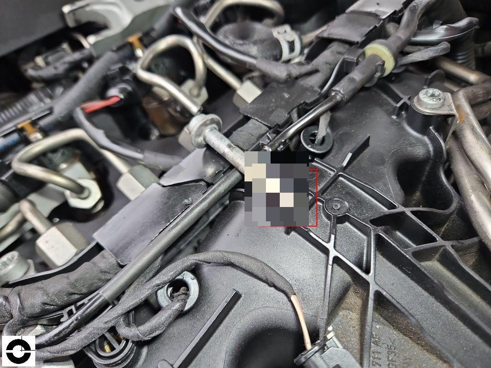 Motorraum-Detailaufnahme, Kabelführung und Leitungen an Kunststoffabdeckung