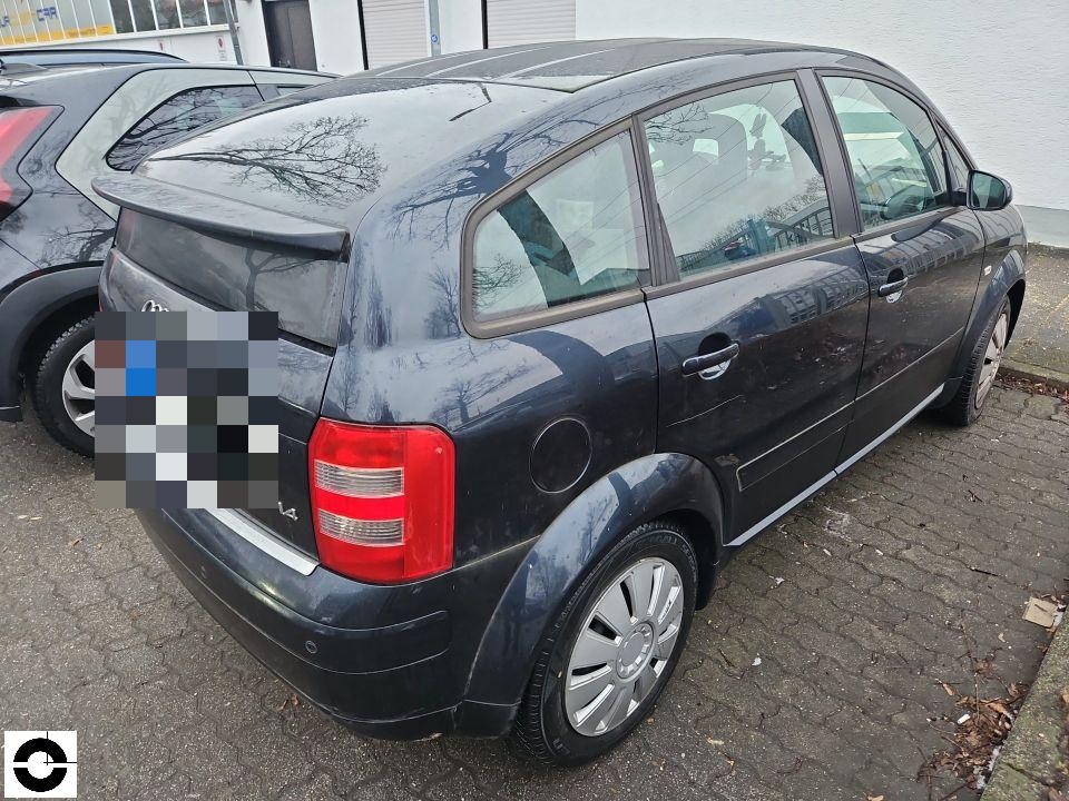 Heckansicht schräg rechts, dunkelblaues Fahrzeug, Kennzeichen pixeliert, keine sichtbaren Schäden