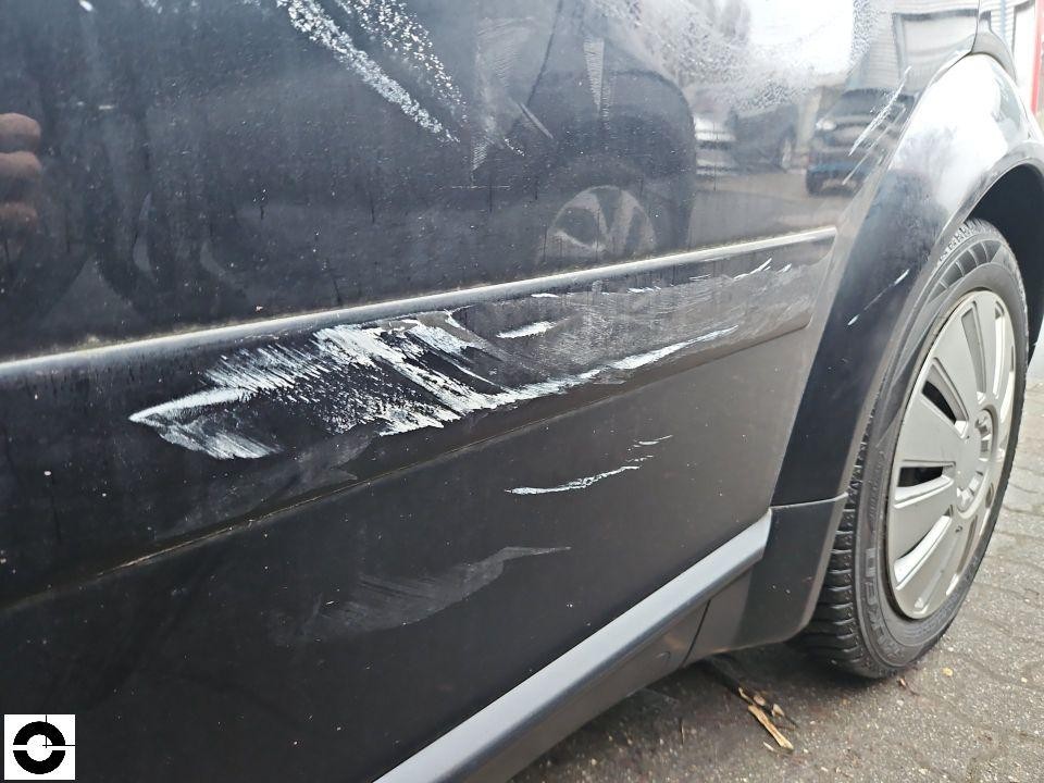 Hintere rechte Seitentür mit deutlichen weißen Schleifspuren und Kratzern