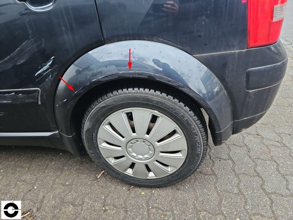 Hinteres linkes Radhaus mit Kratzern an Kotflügel und Radlauf, rote Pfeile markieren Schäden