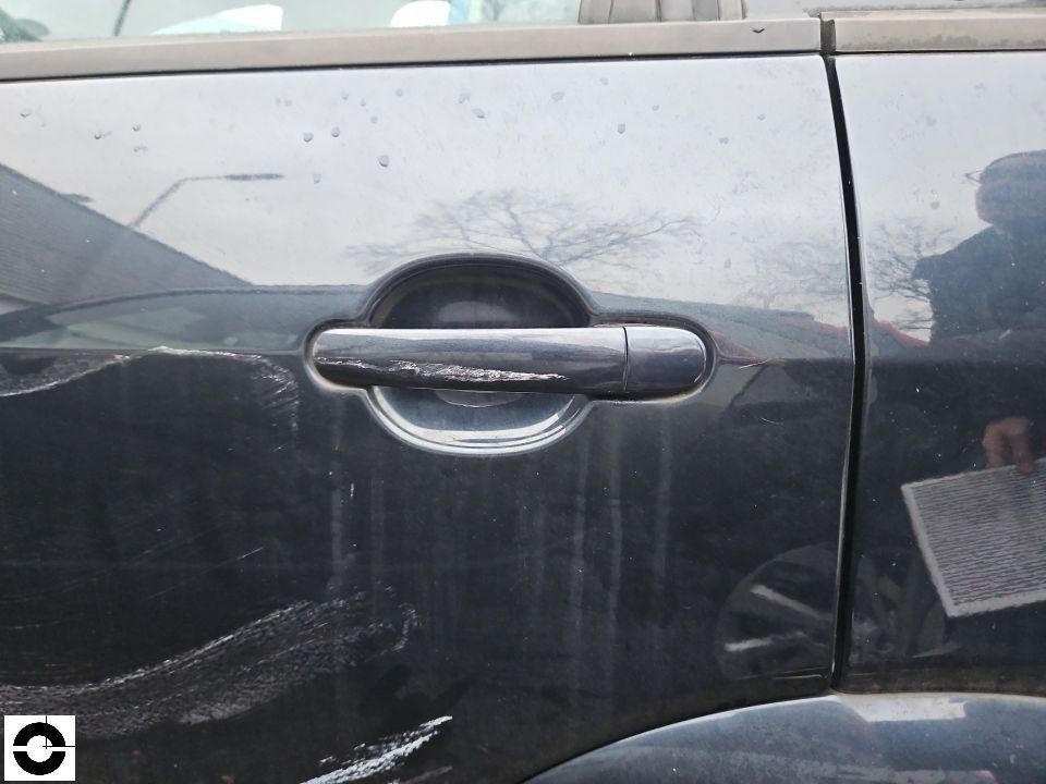 Nahaufnahme hintere rechte Tür mit Türgriff, Kratzer und Verschmutzungen sichtbar