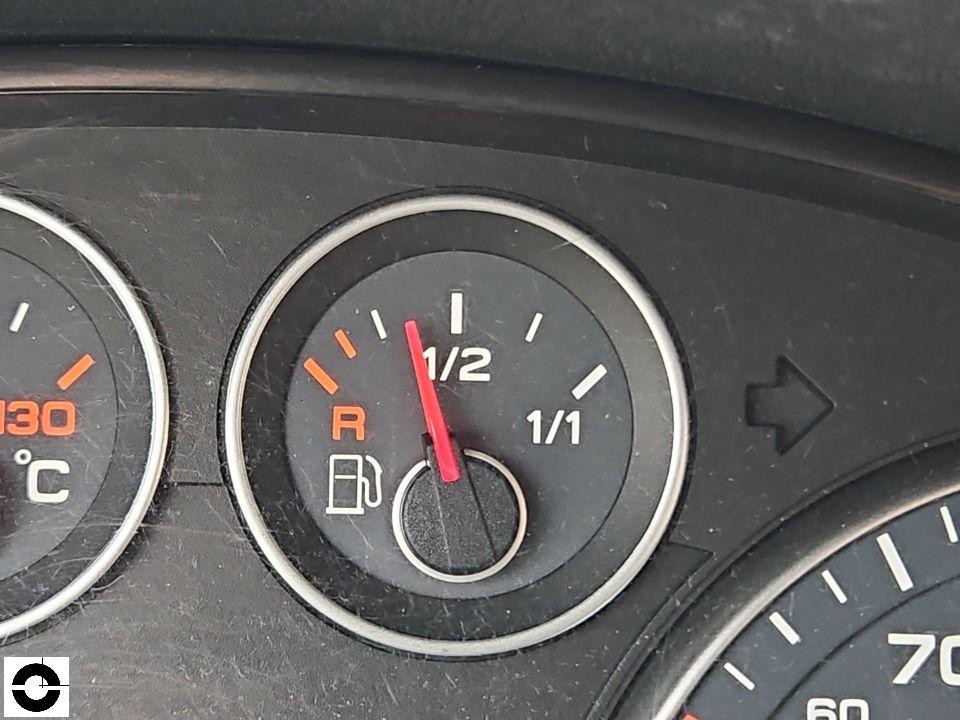 Armaturenbrett-Detailaufnahme: Tankanzeige bei etwa halb voll, Kühlwassertemperaturanzeige sichtbar