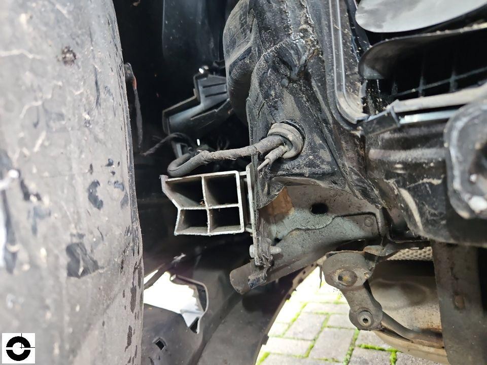 Detailaufnahme Radhaus vorne links, beschädigter Längsträger und Halterungen sichtbar