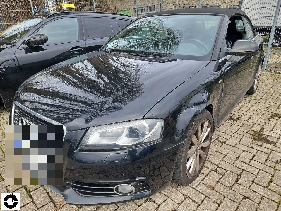 Frontansicht schräg von links, schwarzes Cabriolet, Kennzeichen bereits pixeliert, keine sichtbaren Schäden