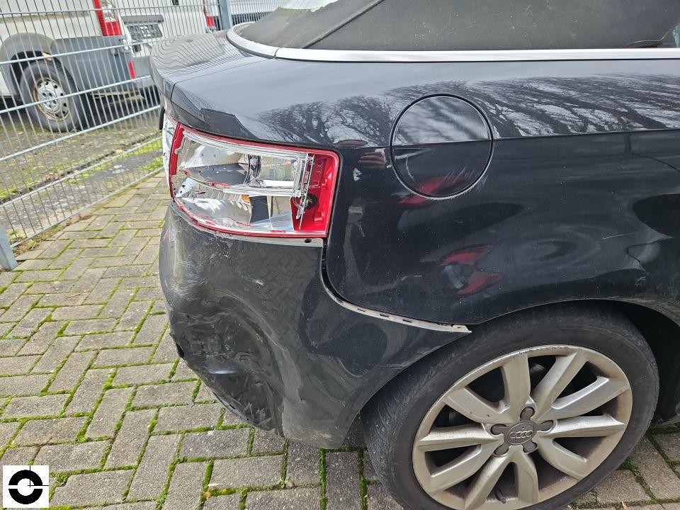 Heckansicht links, beschädigter Stoßfänger und Rückleuchte, Kratzer am Kotflügel