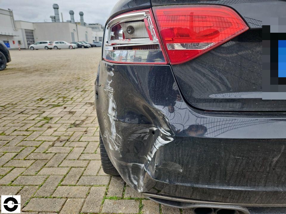 Heckansicht links, starke Eindrückung und Verformung am hinteren Stoßfänger und Kotflügel