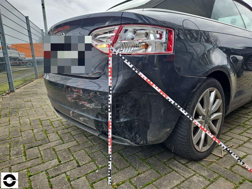 Heckansicht links, Stoßfänger mit deutlichen Kratzern und Deformationen, Messstab angelegt