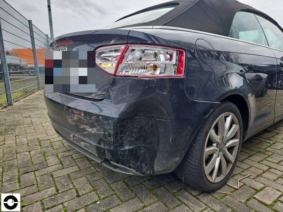 Heckansicht schräg rechts, starke Delle und Verformung an hinterer Stoßstange links