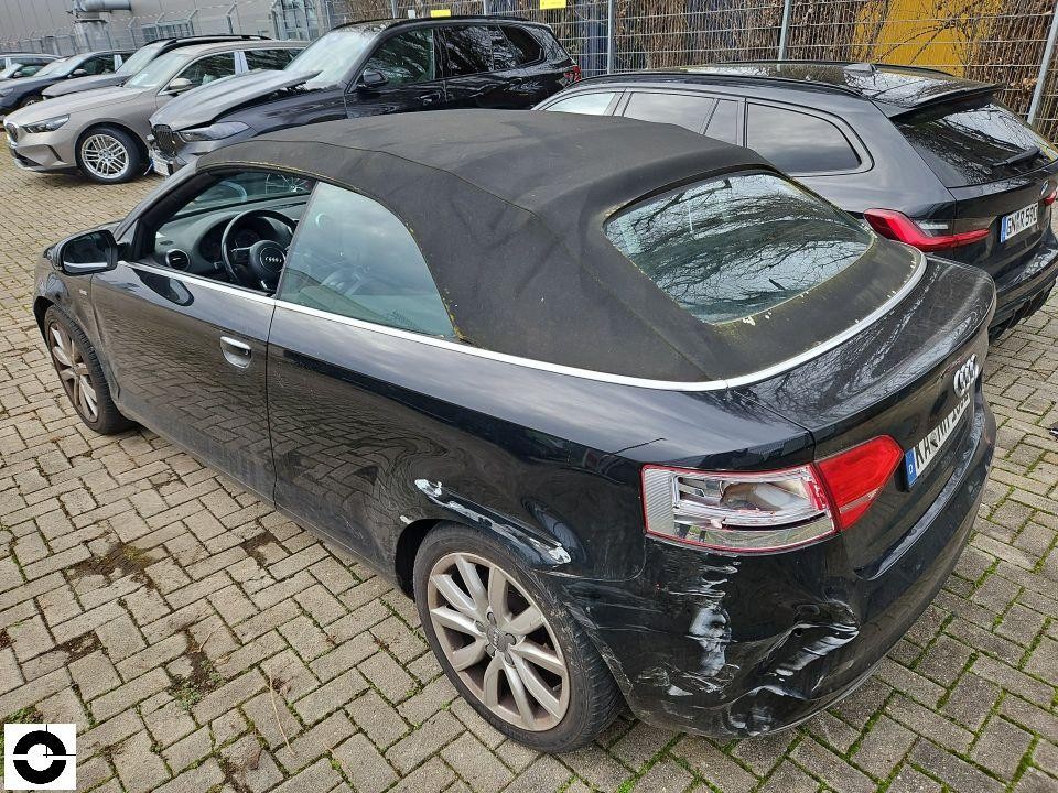 Heckansicht schräg rechts, Unfallschaden an hinterer Stoßstange rechts, Cabrio mit geschlossenem Verdeck