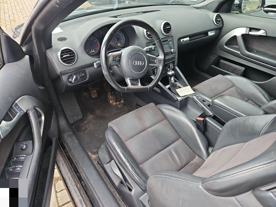 Innenraum Fahrerseite, Lenkrad, Sitze, Mittelkonsole, verschmutzter Fußraum