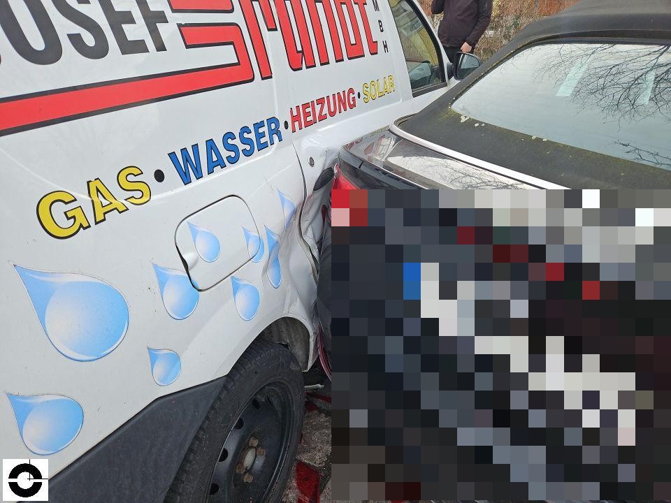 Kollision zwischen weißem Transporter und dunklem PKW, seitlicher Aufprall auf Kotflügel hinten links