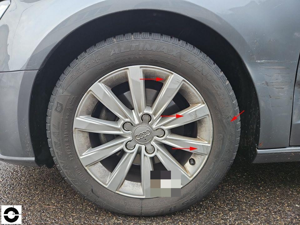 Alufelge vorne links mit roten Markierungspfeilen auf Kratzer und Beschädigungen