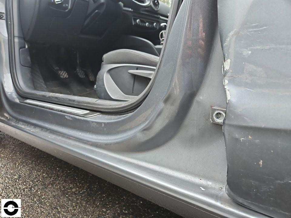 B-Säule links mit starker Deformation und Lackabplatzungen, Blick in Innenraum