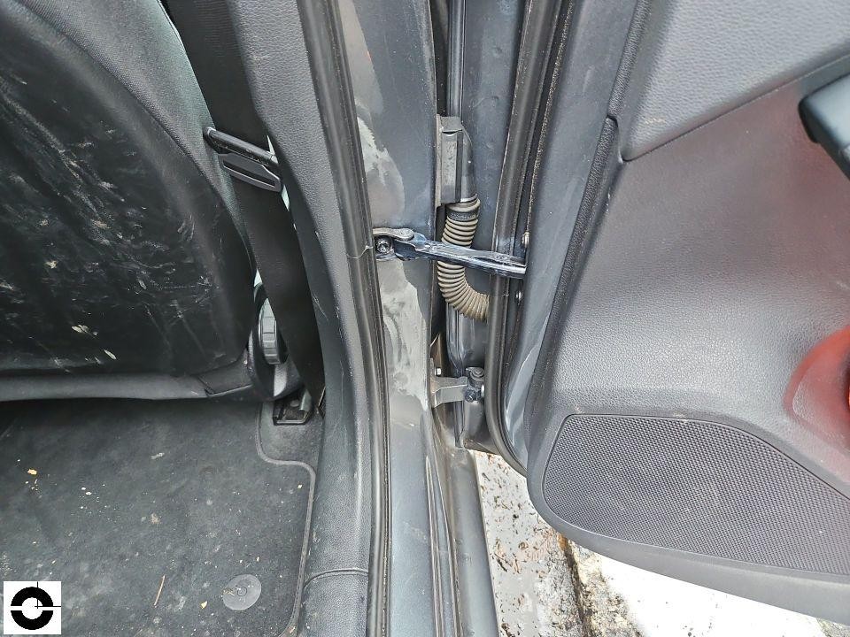 Blick auf B-Säule und Türschweller links, geöffnete Fondtür, Kabelführung sichtbar