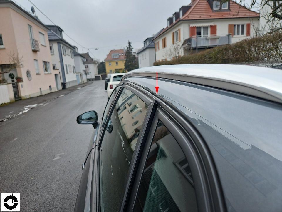 Dachbereich links mit rotem Pfeil auf Schadenstelle, Seitenansicht