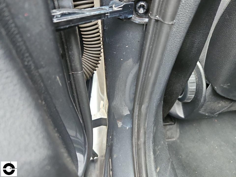 Detailaufnahme B-Säule rechts mit Türdichtung und Kabelführung, Verschmutzungen sichtbar