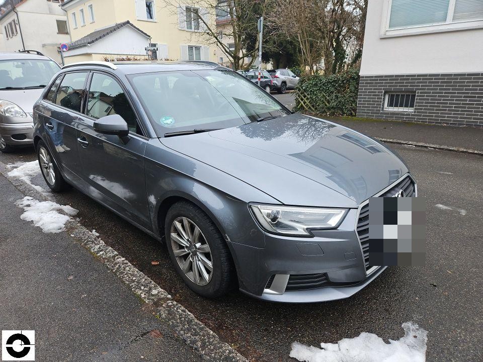 Frontansicht schräg rechts, grauer Audi A3 Sportback, keine sichtbaren Schäden