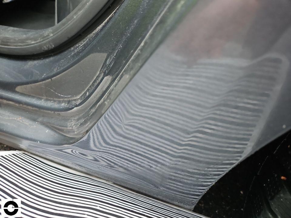 Frontstoßfänger mit Streifenlicht-Reflexion zur Dellenerkennung, Detailaufnahme