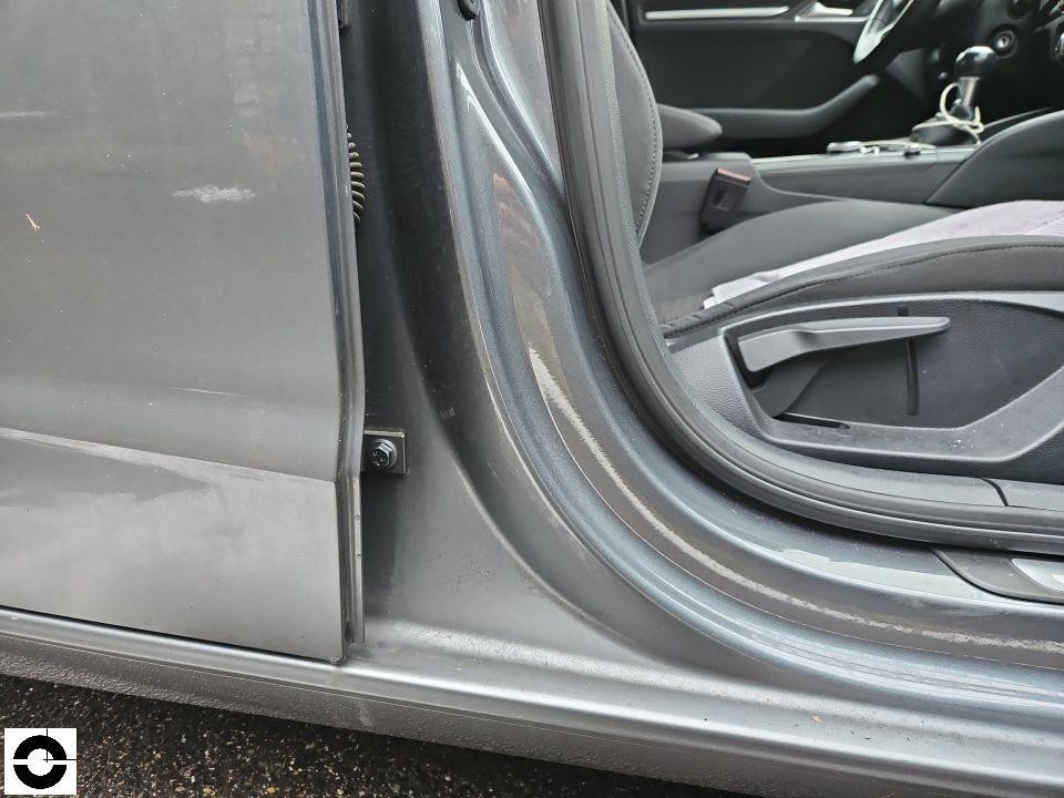 Geöffnete Fahrertür, Blick auf B-Säule und Türdichtungen, grauer Innenraum