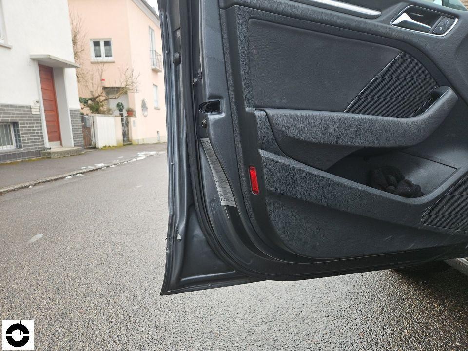 Geöffnete Fahrertür mit Blick auf Türverkleidung und Typenschild im Schwellerbereich