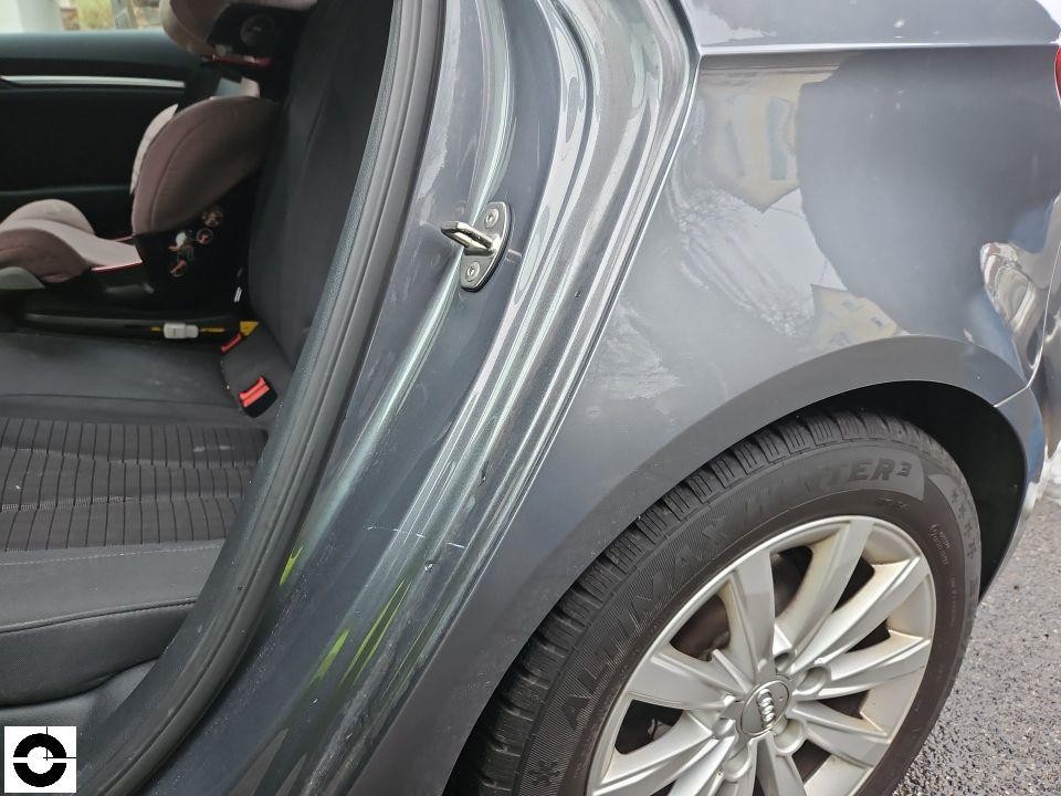 Geöffnete hintere rechte Tür mit Blick auf Türkante und Radlauf, Kindersitz im Innenraum sichtbar