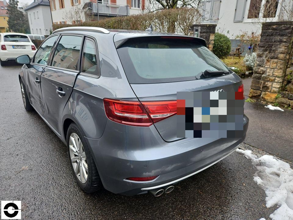 Heckansicht schräg links, grauer Kombi, keine sichtbaren Schäden, Kennzeichen pixeliert