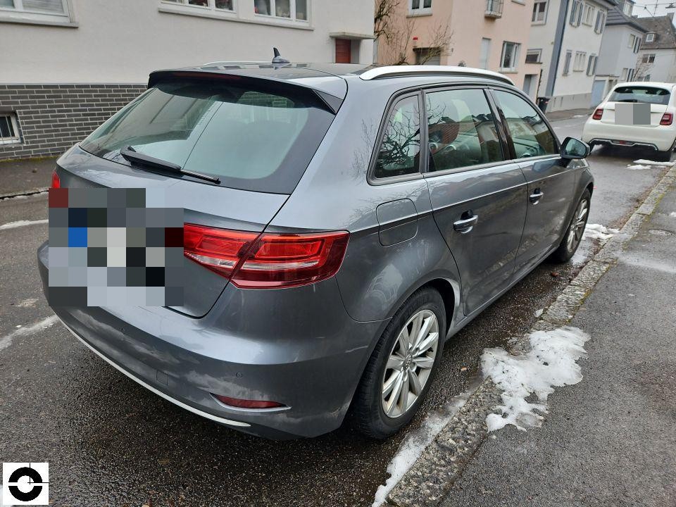 Heckansicht schräg rechts, grauer Kombi, leichte Verschmutzung, keine sichtbaren Schäden