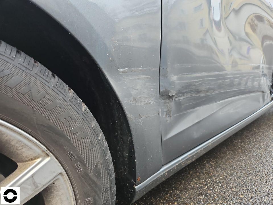 Hinterer linker Kotflügel und Tür mit Schürfschäden und Kratzern