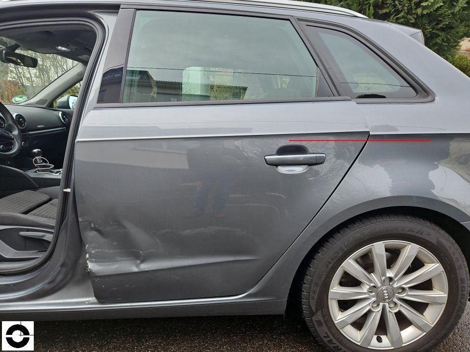 Linke Fahrzeugseite, hintere Tür geöffnet, Delle und Kratzer an hinterer Tür