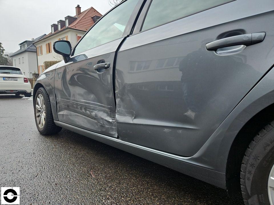 Linke Fahrzeugseite mit starker Delle an vorderer und hinterer Tür