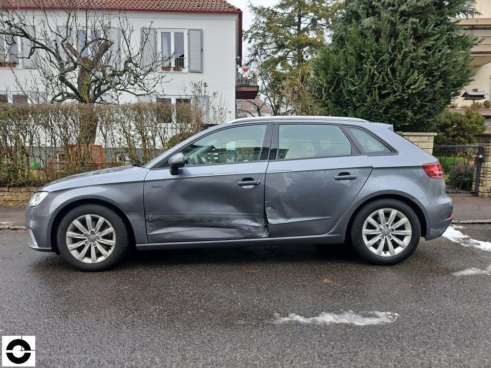 Seitenansicht links, deutliche Einbeulungen an hinterer Tür und Schweller