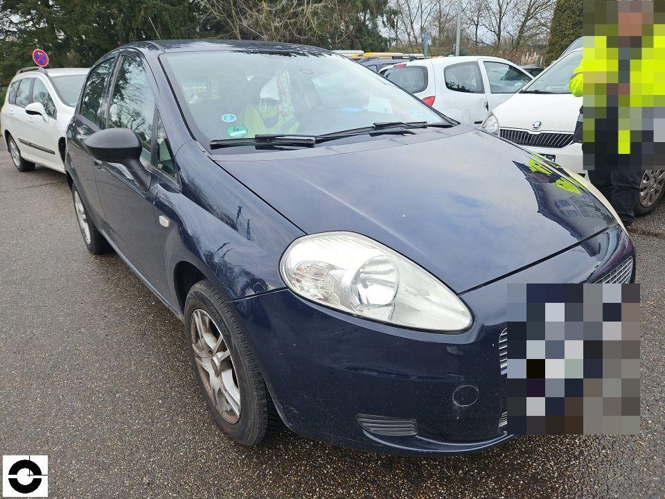 Frontansicht schräg rechts, dunkelblaues Fahrzeug auf Parkplatz, keine sichtbaren Schäden