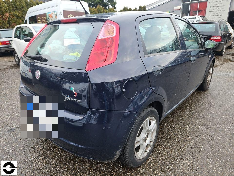 Heckansicht schräg rechts, dunkelblaues Fahrzeug, keine sichtbaren Schäden