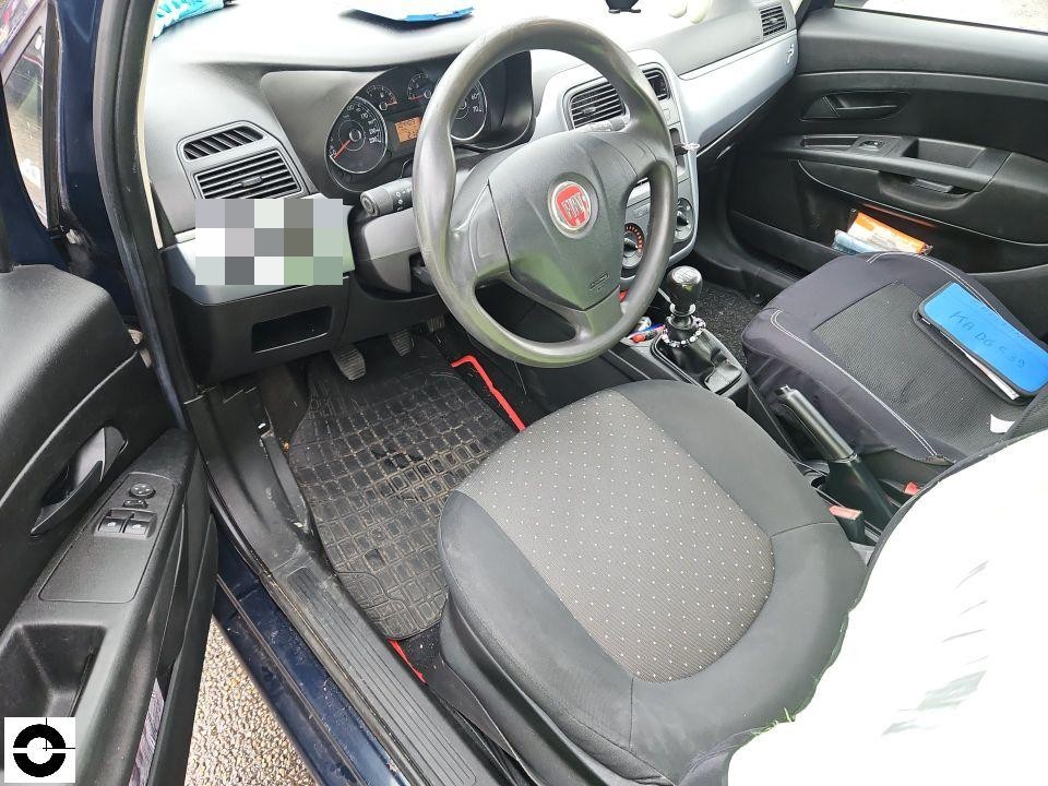 Innenraumansicht von Fahrerseite, Lenkrad, Sitze, Armaturenbrett, keine Schäden erkennbar