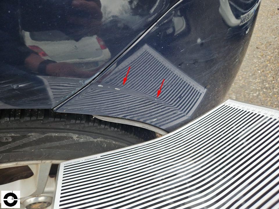 Kotflügel vorne links mit Dellenprüfung mittels Streifenlicht, zwei Dellen markiert