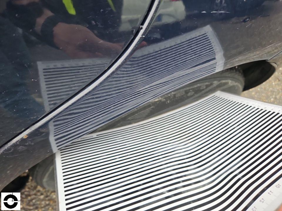 Linienraster-Spiegelung zur Dellenerkennung an dunkler Seitenwand hinten links