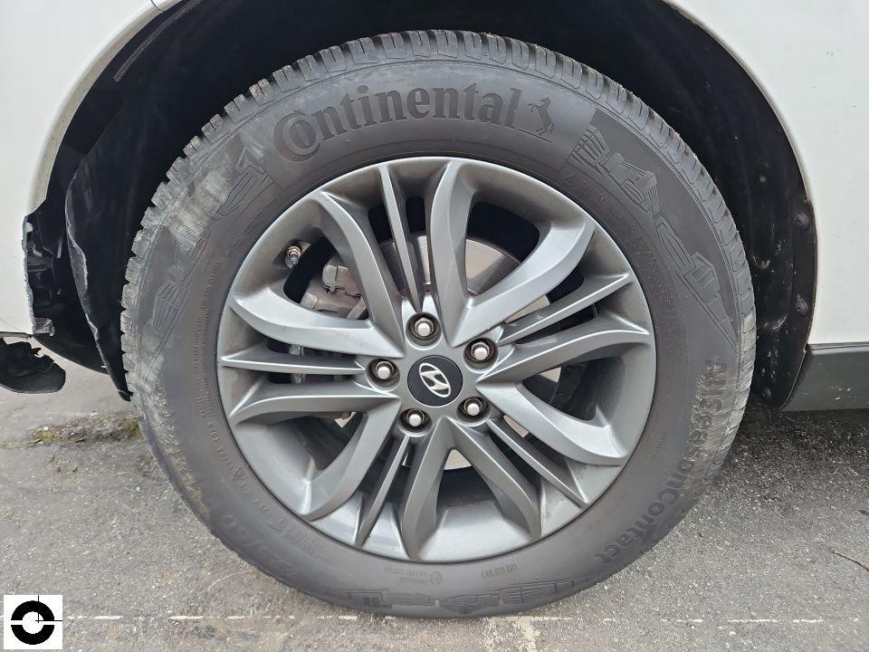 Nahaufnahme rechtes Vorderrad mit Hyundai-Alufelge und Continental-Reifen