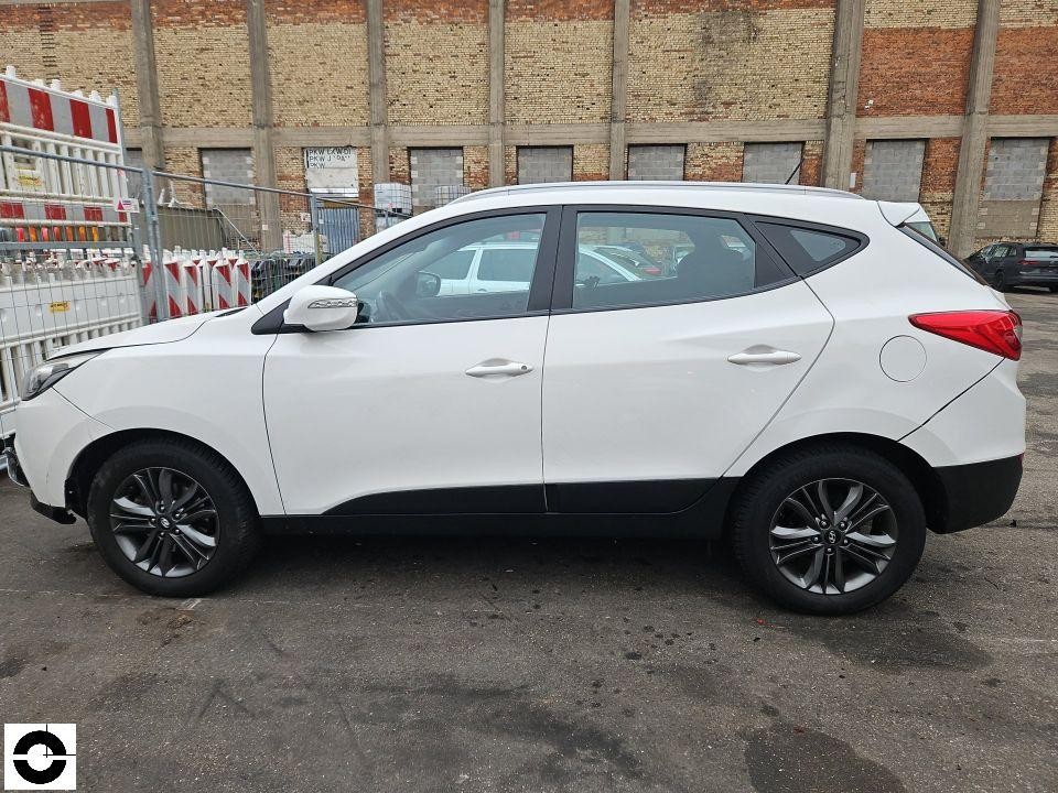 Seitenansicht links, weißes SUV, keine sichtbaren Schäden erkennbar