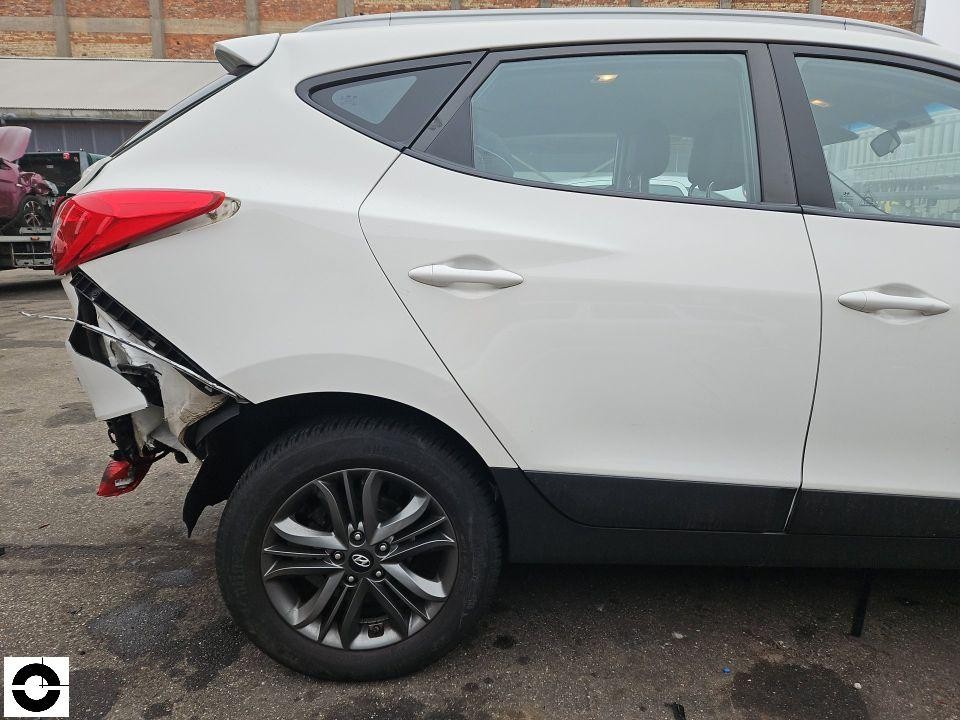 Seitenansicht rechts, schwerer Heckschaden mit abgerissener Stoßstange und Verformung