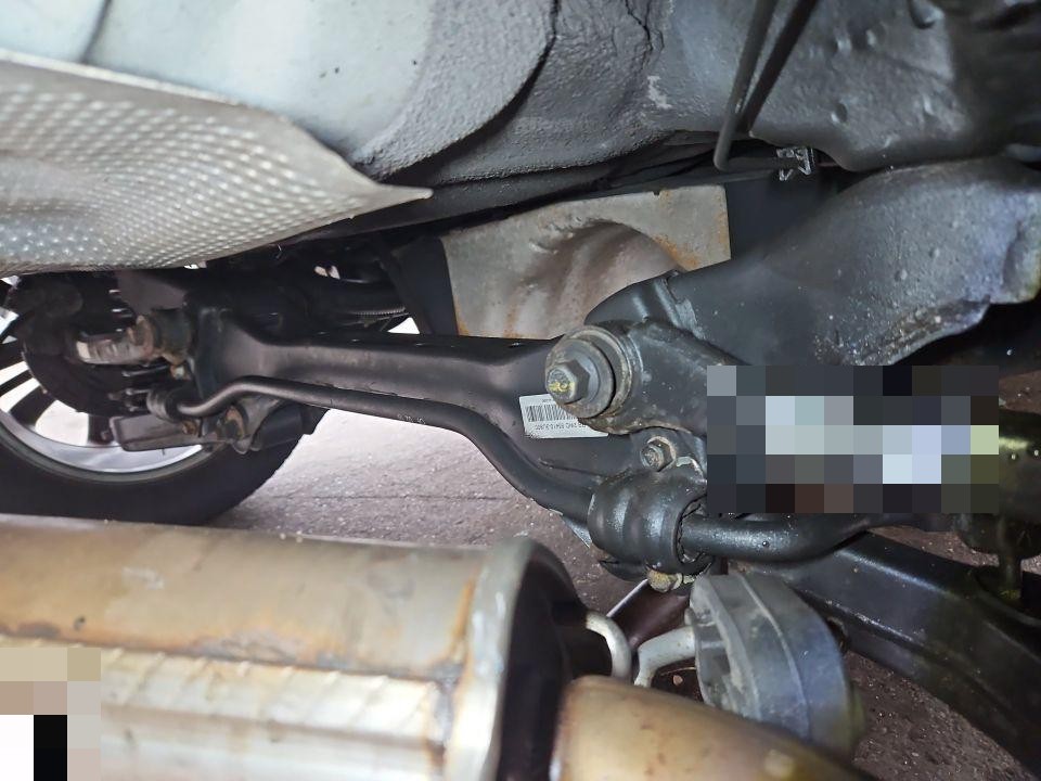 Unterboden-Ansicht mit Querlenker, Spurstange und Abgasanlage, leichte Verschmutzung