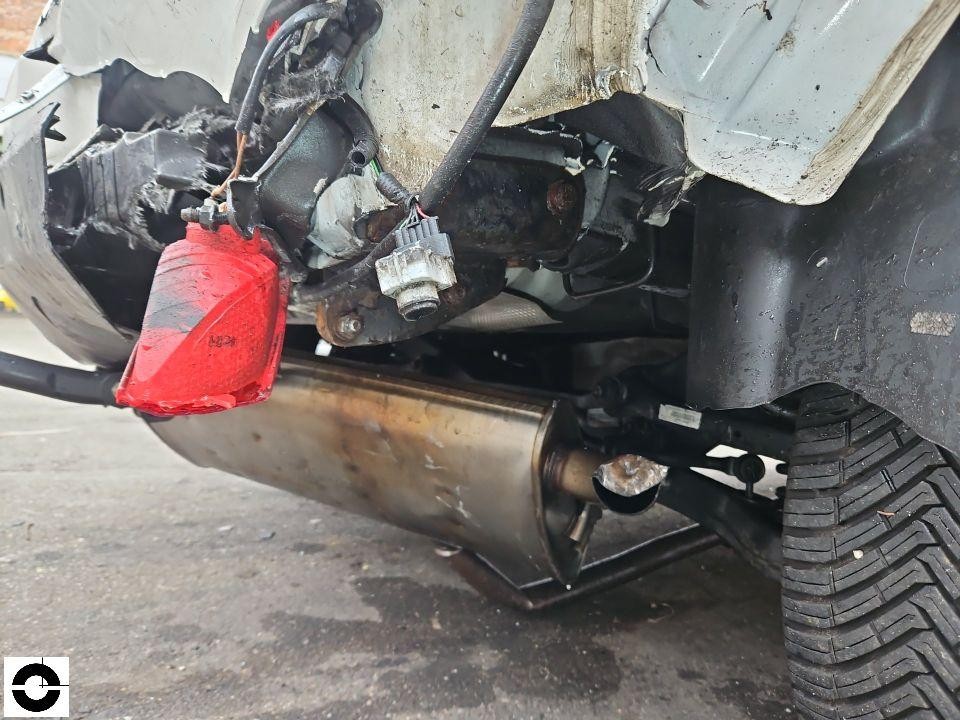 Unterbodenansicht hinten links, schwerer Heckschaden mit freiliegender Technik und Auspuff