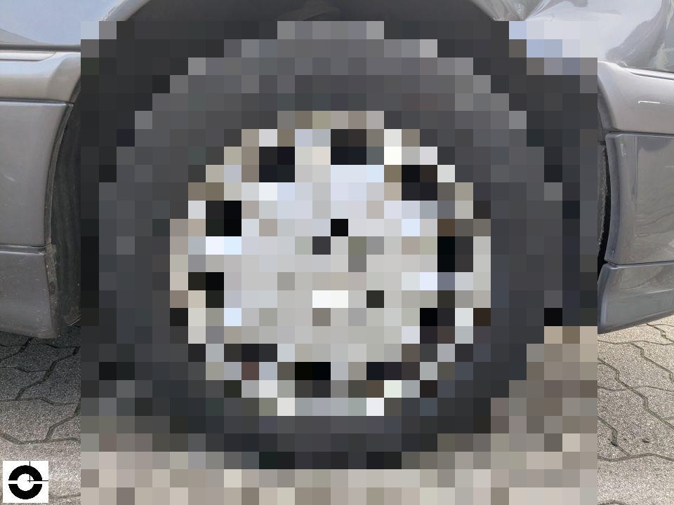 Detailaufnahme Rad mit Alufelge, Radkasten und hinterer Stoßstange rechts