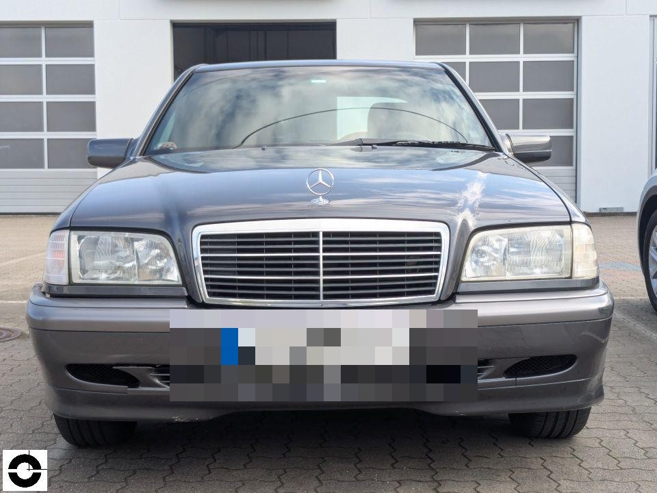 Frontansicht, Fahrzeug vor Garagentor, keine sichtbaren Schäden erkennbar