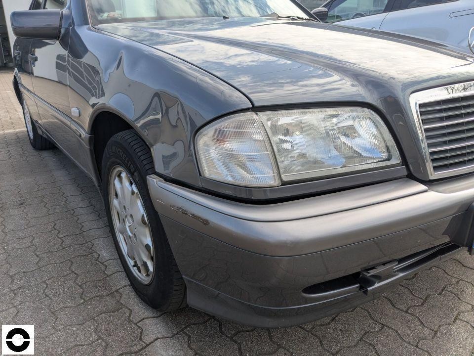 Frontansicht rechts, Schaden an Stoßstange unten rechts, Kunststoffteil abgebrochen