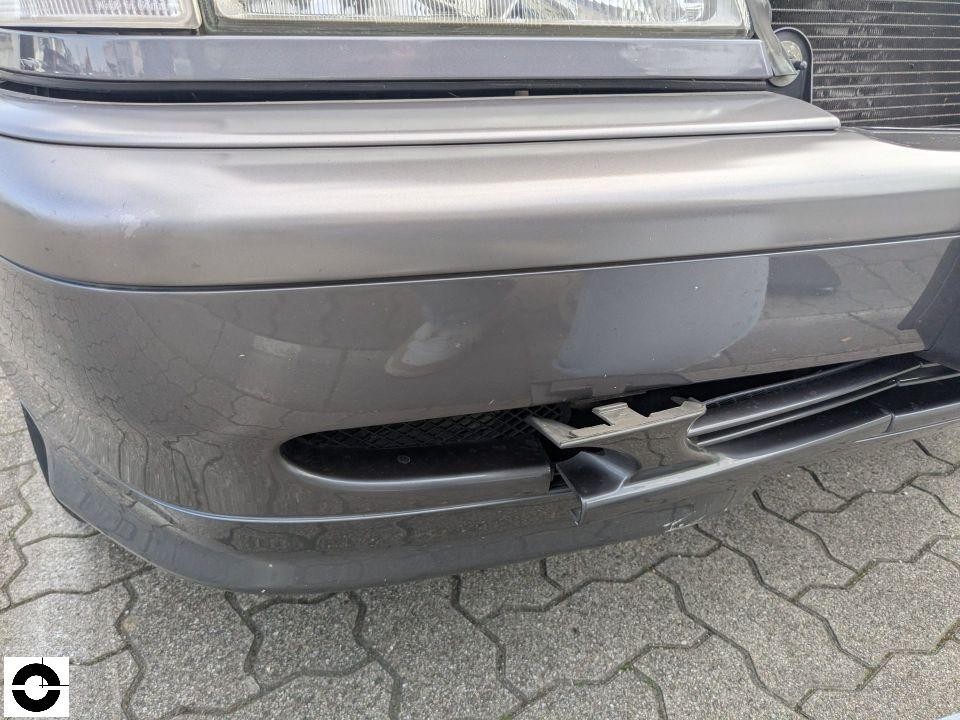 Frontstoßstange mit Beschädigung, Lüftungsgitter rechts gebrochen und verformt