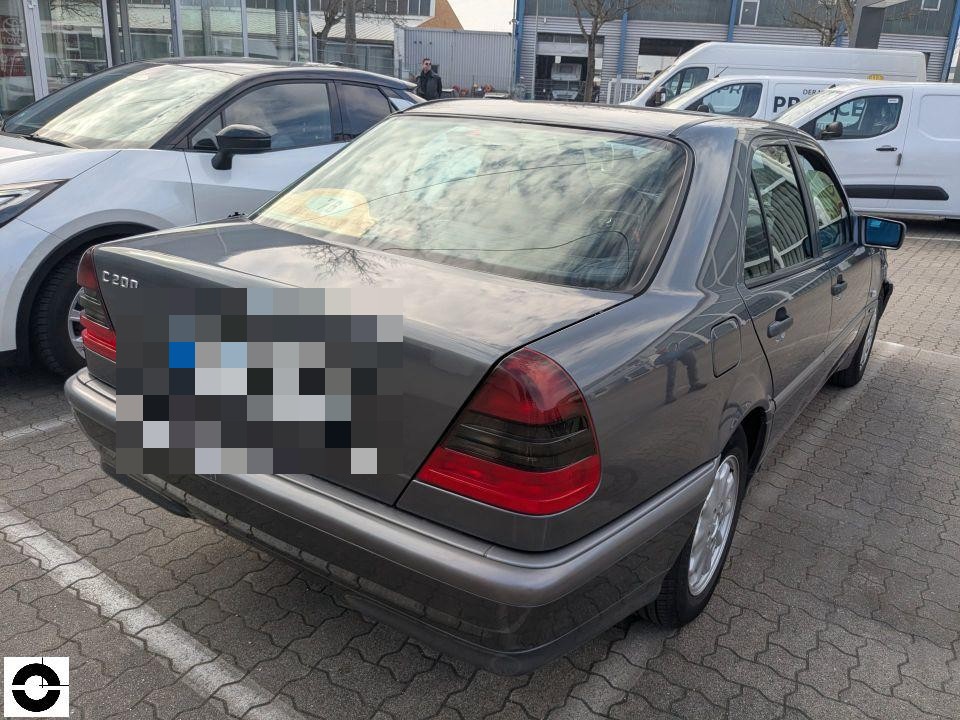 Heckansicht schräg von links, anthrazitfarbene Limousine, keine sichtbaren Schäden