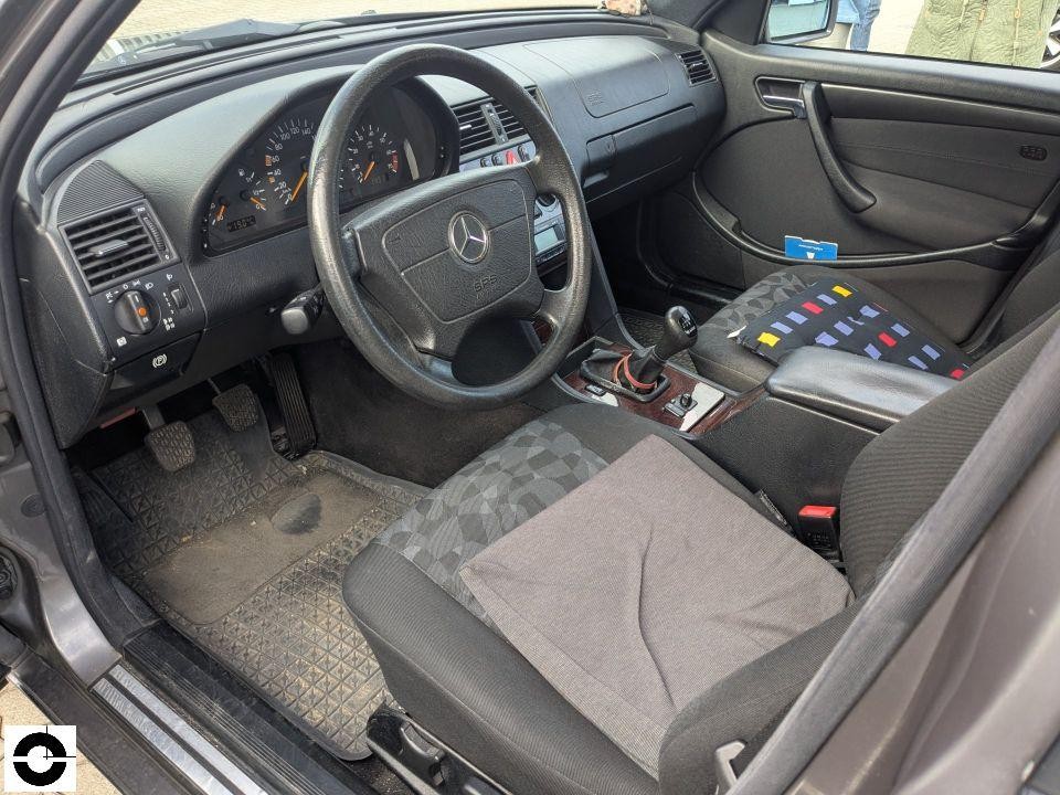 Innenraum Fahrerseite, Lenkrad, Armaturenbrett, Stoffsitze mit Schachbrettmuster, Automatikschaltung