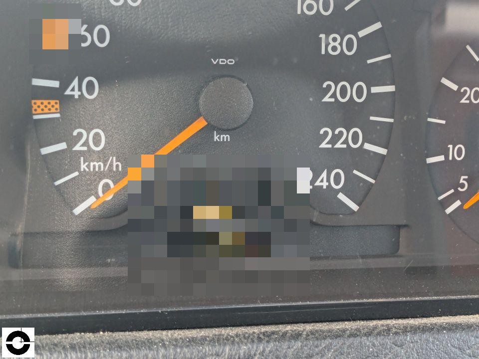 Kombiinstrument mit Tachometer und Drehzahlmesser, Kilometerstand verpixelt